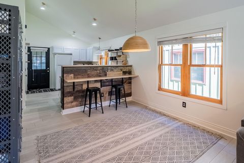 Tiny photo for 335 S Cottonwood Street, Sisters, OR 97759 (MLS # 220215710)