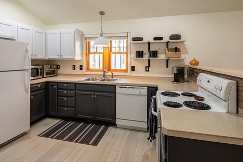 Tiny photo for 335 S Cottonwood Street, Sisters, OR 97759 (MLS # 220215710)