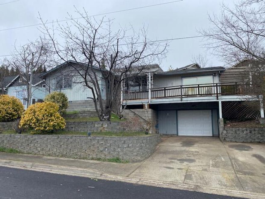 Tons of potential and offers a great location in a quiet Phoenix neighborhood.  Front deck offers great views of surrounding mountains and pastures.  Accommodating floor plan offer 2 bedrooms and 1 bathroom, a large living room with access to deck as well as a large bonus room with floor to ceiling windows to take in the views.