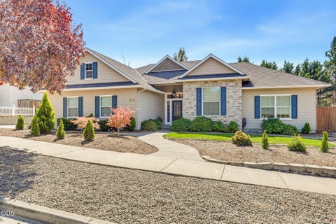 Photo of 4126 Hemlock Drive, Medford, OR 97504 (MLS # 220228841)