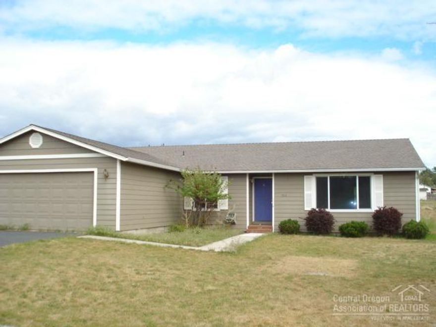 Large single level 4 Bedroom home on 2 acres in Canyon View. Fenced backyard, underground sprinklers, Tuff Shed for storage. Large living room with propane stove, family room and large kitchen. Master bedroom with walk-in closet, double sinks in master bath. Easy to see, call today!