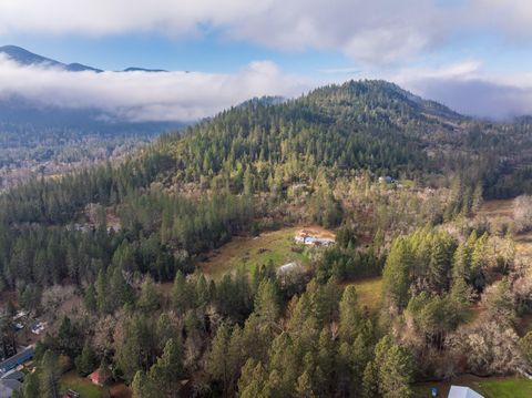 Tiny photo for 424 Genverna Glen Gln, Grants Pass, OR 97527 (MLS # 220215524)