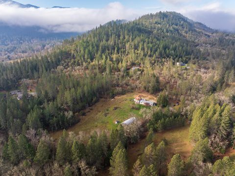 Tiny photo for 424 Genverna Glen Gln, Grants Pass, OR 97527 (MLS # 220215524)