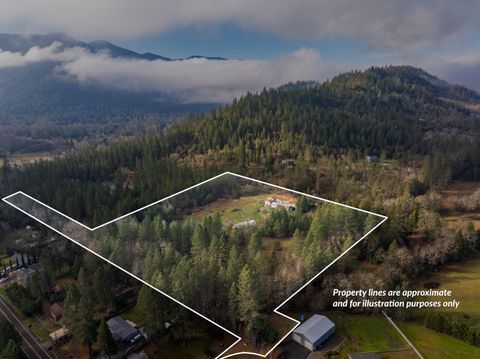 Tiny photo for 424 Genverna Glen Gln, Grants Pass, OR 97527 (MLS # 220215524)