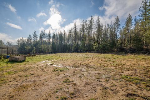 Tiny photo for 424 Genverna Glen Gln, Grants Pass, OR 97527 (MLS # 220215524)