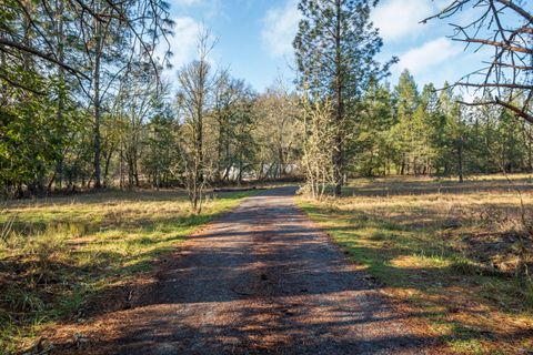 Tiny photo for 424 Genverna Glen Gln, Grants Pass, OR 97527 (MLS # 220215524)