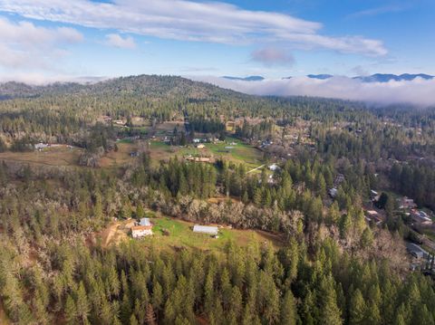 Tiny photo for 424 Genverna Glen Gln, Grants Pass, OR 97527 (MLS # 220215524)