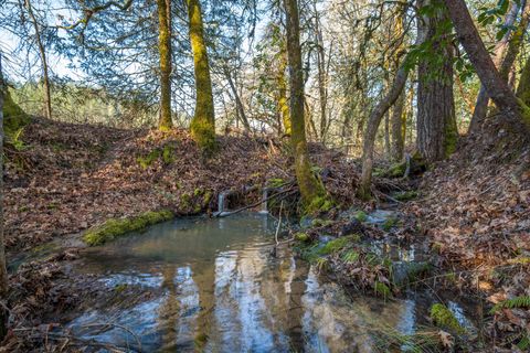 Tiny photo for 424 Genverna Glen Gln, Grants Pass, OR 97527 (MLS # 220215524)