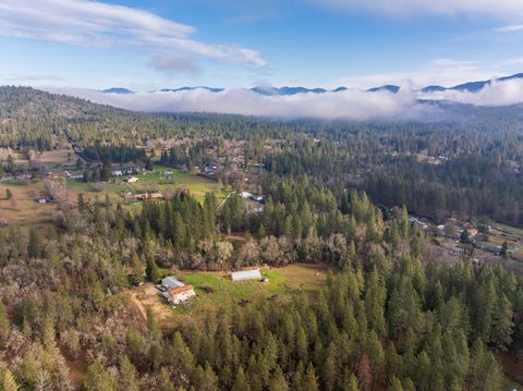 Tiny photo for 424 Genverna Glen Gln, Grants Pass, OR 97527 (MLS # 220215524)