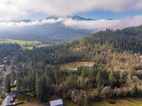 Tiny photo for 424 Genverna Glen Gln, Grants Pass, OR 97527 (MLS # 220215524)