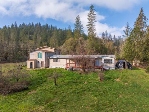 Tiny photo for 424 Genverna Glen Gln, Grants Pass, OR 97527 (MLS # 220215524)