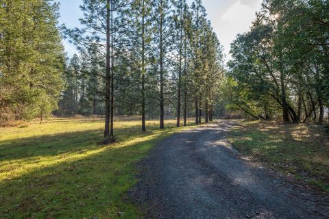 Tiny photo for 424 Genverna Glen Gln, Grants Pass, OR 97527 (MLS # 220215524)