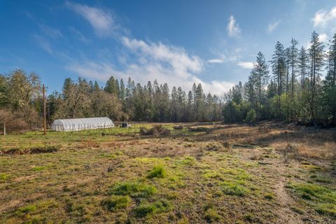Tiny photo for 424 Genverna Glen Gln, Grants Pass, OR 97527 (MLS # 220215524)