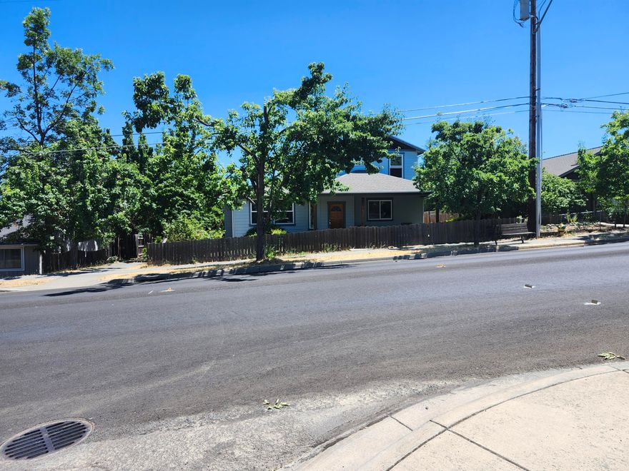 This terrific 4 bedroom and 3.5 bathroom home features a formal dining room, gas fireplace, with 2105 square feet of living space.  Two bedrooms are on each level, the master bedroom is upstairs.  The master bedroom includes a walk-in closet, and a spa tub, along with a deck off the master bedroom.  This spacious home is just minutes away from downtown Ashland and is close to Bellview Elementary School.