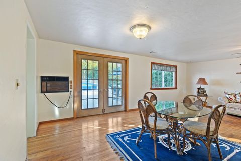 Tiny photo for 1067 SE Ashley Place, Grants Pass, OR 97526 (MLS # 220212576)