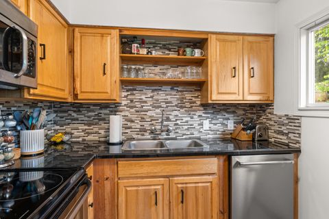 Tiny photo for 1516 Wilson Place, Medford, OR 97504 (MLS # 220220020)