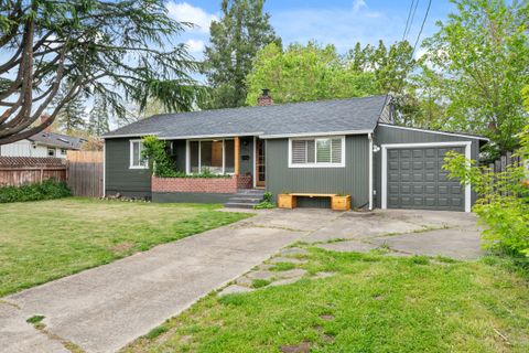 Photo of 1516 Wilson Place, Medford, OR 97504 (MLS # 220220020)