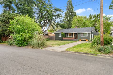 Tiny photo for 1516 Wilson Place, Medford, OR 97504 (MLS # 220220020)