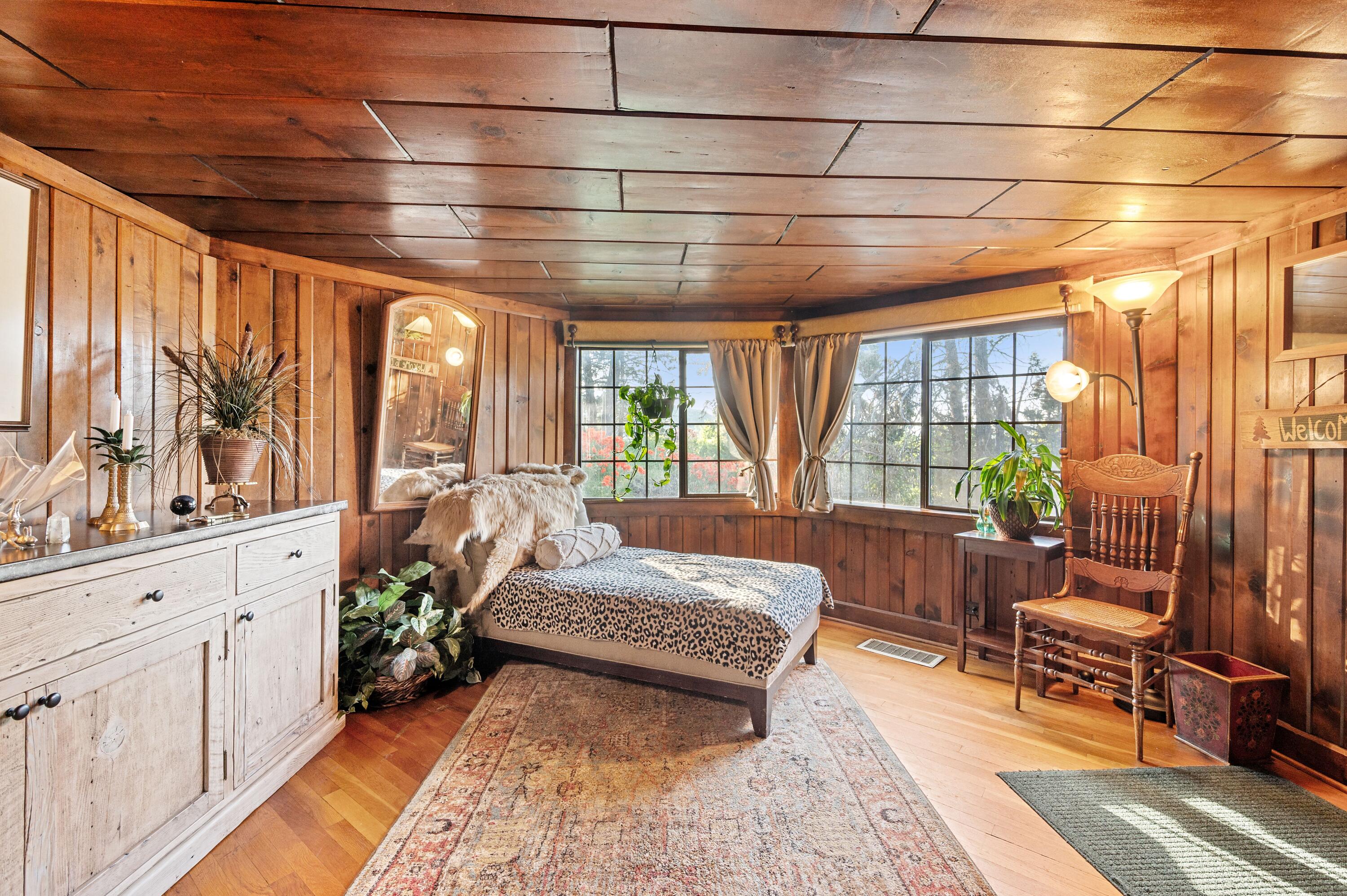 1049 Lakeshore Drive