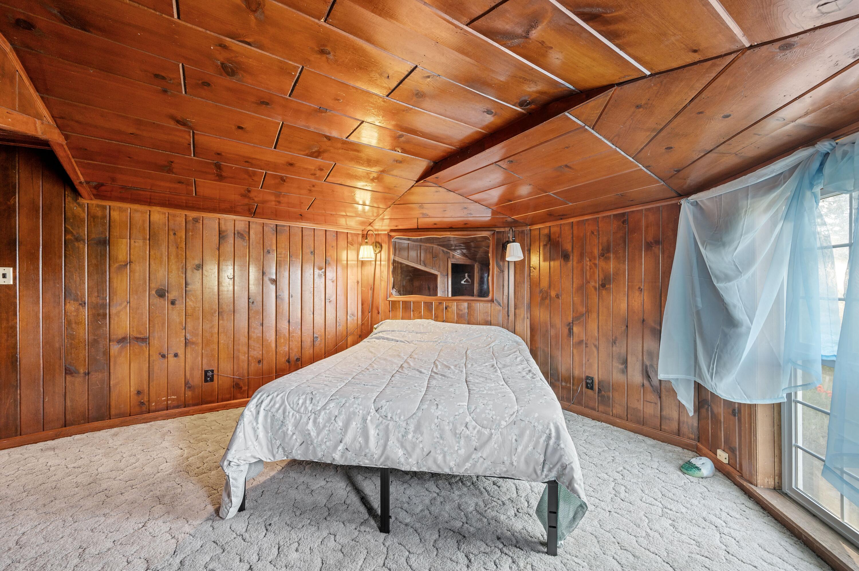 1049 Lakeshore Drive