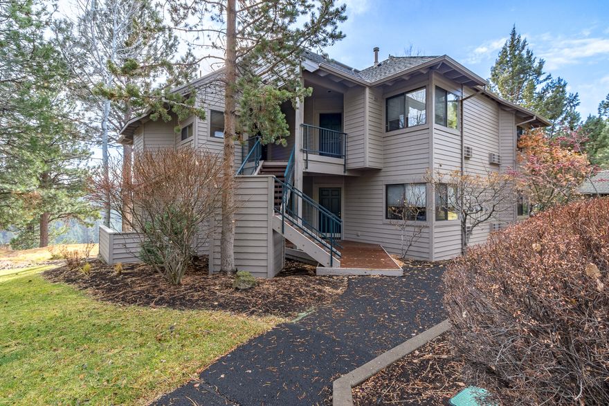 Whether you're seeking a family getaway, 1031 exchange, or a short-term rental, River Ridge at Mt Bachelor Village offers it all. This stunning 2-bdrm, 2-bath condo, perched high above the Deschutes River, is turn-key. 10 weeks annually, Fri-Fri calendar. The condo offers the flexibility to create 2 separate rentals by locking off the 2nd bedroom, an ideal income-generating option. After a day of adventure, unwind in your private hot tub nestled in a peaceful forest setting, listening the river. Amenities include heated pool, hot tubs, Fireside room, & access to the River Trail. Ability to exchange your weeks through RCI for even more travel opportunities. Located near historic downtown Bend & the Old Mill
District. Short drive to Mt. Bachelor Ski Resort. Experience the best that Bend has to offer!