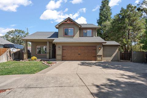 Photo of 677 Cedar Wood Drive, Eagle Point, OR 97524 (MLS # 220224587)