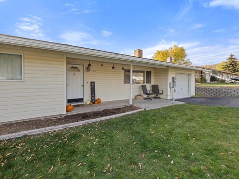 Photo of 10414 Kincheloe Avenue, Klamath Falls, OR 97603 (MLS # 220211250) Photo of 10414 Kincheloe Avenue, Klamath Falls, OR 97603 (MLS # 220211250)