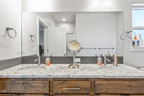 Tiny photo for 4898 SW Zenith Avenue, Redmond, OR 97756 (MLS # 220224321)