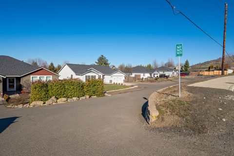 Tiny photo for 3617 Cedar Links Drive, Medford, OR 97504 (MLS # 220214221)