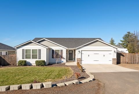 Photo of 3617 Cedar Links Drive, Medford, OR 97504 (MLS # 220214221)