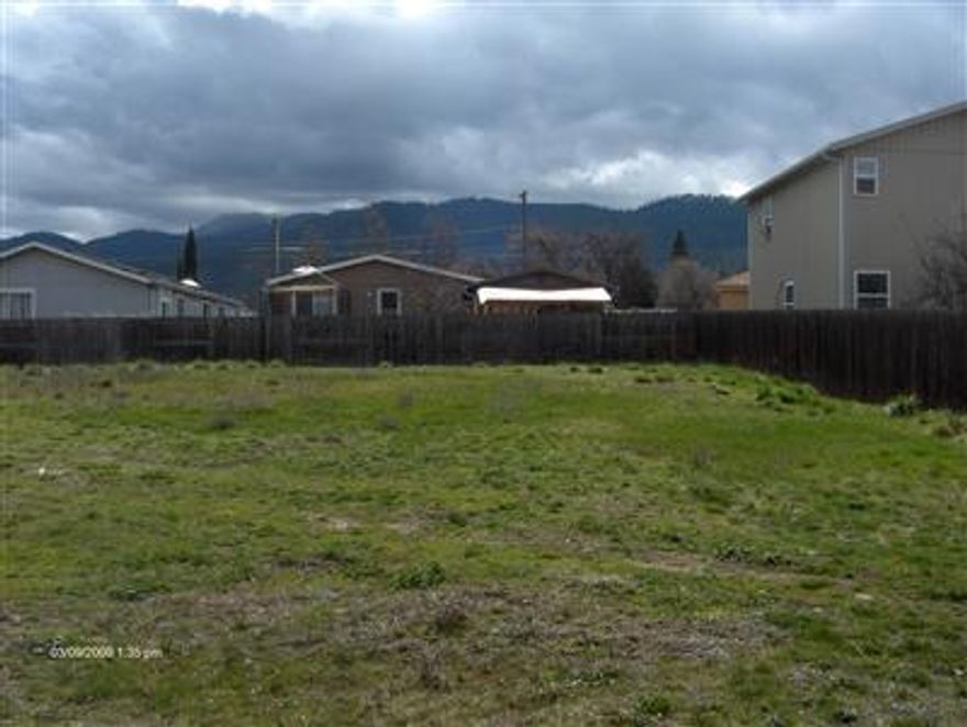 Two well-priced centrally-located Ashland lots that are ready to build upon. Don't miss this stunning deal!