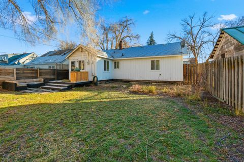 Tiny photo for 425 SW 12th Street, Redmond, OR 97756 (MLS # 220213102)