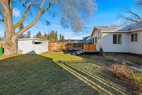 Tiny photo for 425 SW 12th Street, Redmond, OR 97756 (MLS # 220213102)