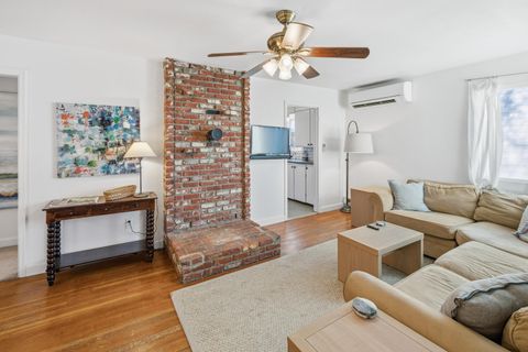 Tiny photo for 425 SW 12th Street, Redmond, OR 97756 (MLS # 220213102)