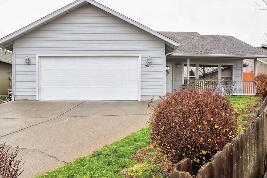 Lots to offer here.Built in 2004, in a desirable location south of town, this 1458 square foot, 3BR/2BA boasts an open floor plan and vaulted ceilings. Great master bedroom. Fenced backyard. On a quiet cul-de-sac , so very little traffic. Very convenient to shopping, banking, restaurants, hospital and quick access to town. City schools.