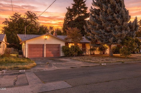 Photo of 133 S Church Street, Phoenix, OR 97535 (MLS # 220228568)