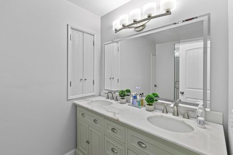 Tiny photo for 1380 Rogue River Highway, Gold Hill, OR 97525 (MLS # 220217356)