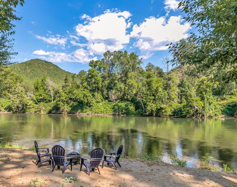 Tiny photo for 1380 Rogue River Highway, Gold Hill, OR 97525 (MLS # 220217356)