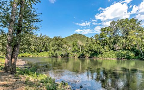 Tiny photo for 1380 Rogue River Highway, Gold Hill, OR 97525 (MLS # 220217356)