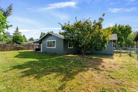 Photo of 1120 SW Cottonwood Street, Grants Pass, OR 97526 (MLS # 220222707)
