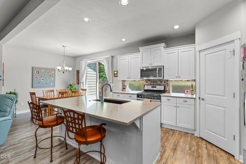 Tiny photo for 60507 Hedgewood LN, Bend, OR 97702 (MLS # 220224435)