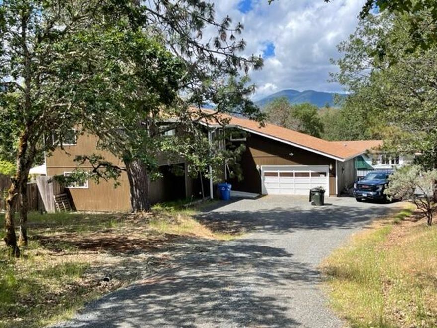 Opportunity is knocking! This property has a 60 GPM well when drilled and is a perfect opportunity for your investors to rejuvenate a great property and turn a quick profit. Included is a 2000 double wide manufactured home. 
The main home is a great open floor plan 2 story home with walk in closets that just needs a little TLC. The pool is fully functional and ready for your enjoyment. Call the listing broker today for an appointment to show this great property. Don't be fooled by the baseboard heaters, there are mini-split heat pumps for most areas. The 1985 Well log shows 60 GPMI