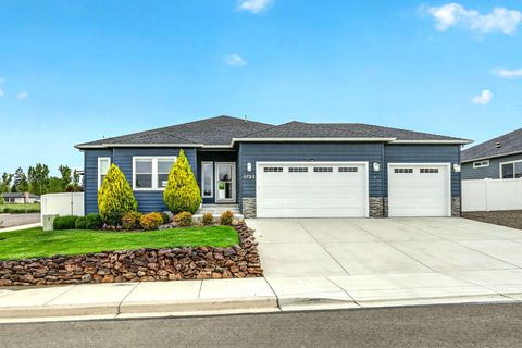 Photo of 1723 Luxor Lane, Medford, OR 97504 (MLS # 220219939)