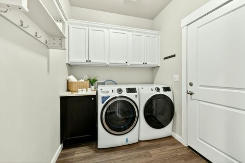 Tiny photo for 1723 Luxor Lane, Medford, OR 97504 (MLS # 220219939)