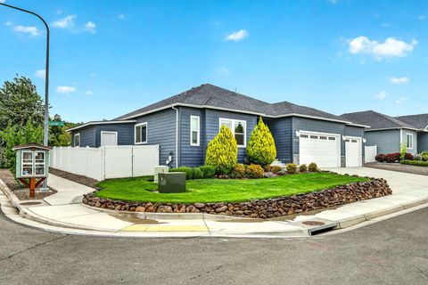 Tiny photo for 1723 Luxor Lane, Medford, OR 97504 (MLS # 220219939)