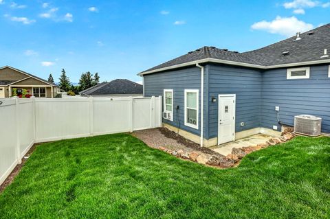 Tiny photo for 1723 Luxor Lane, Medford, OR 97504 (MLS # 220219939)