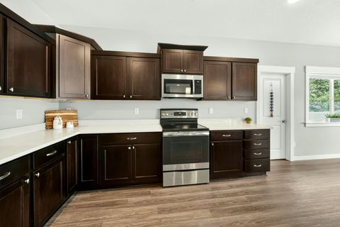 Tiny photo for 1723 Luxor Lane, Medford, OR 97504 (MLS # 220219939)