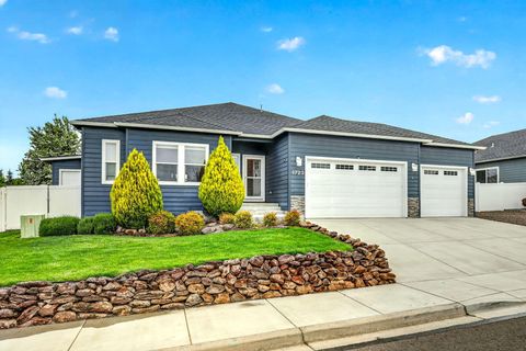 Tiny photo for 1723 Luxor Lane, Medford, OR 97504 (MLS # 220219939)
