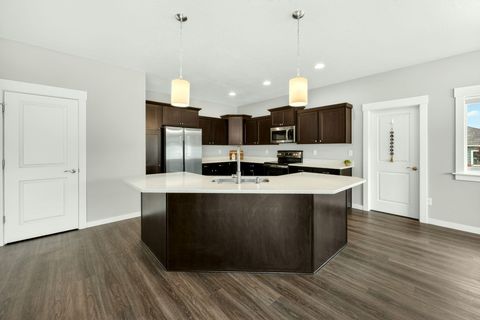 Tiny photo for 1723 Luxor Lane, Medford, OR 97504 (MLS # 220219939)