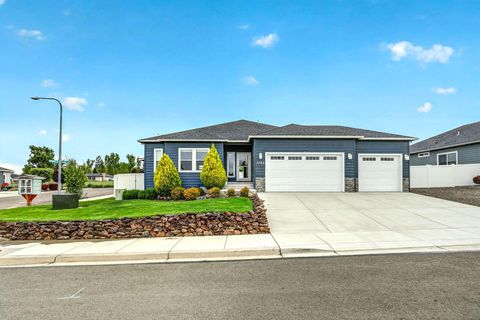 Tiny photo for 1723 Luxor Lane, Medford, OR 97504 (MLS # 220219939)
